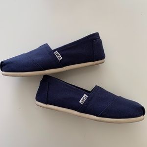 Toms classic slip ons